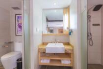 Lifeng Hotel · Zhuhai Gongbei Port Plaza Light Rail Terminal Store Elegant King Room