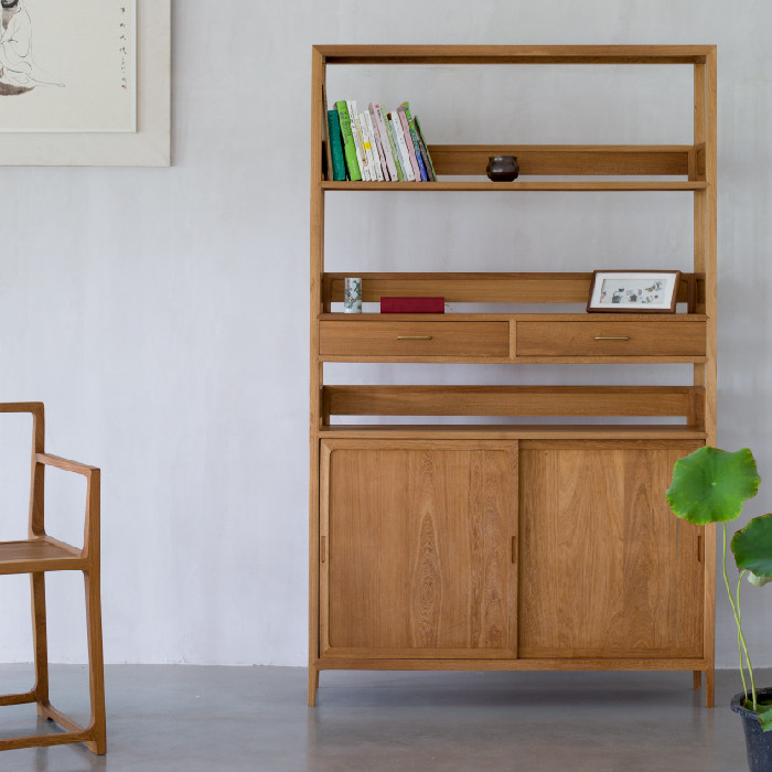 The mountain forest shines in the foothills of the small world, and there is a stop frame push-pull wooden door