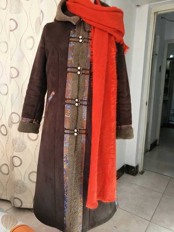 Mongolian-Inspired Long Thickened Deer Skin Velvet Fabric Winter Cotton Coat with Princess Line Cutting, Side Slits, and Exposed Fur Edges