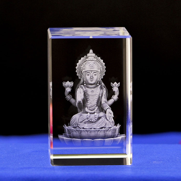 ヒンドゥー教の三大神の一人であるヴィシュヌ神は、輸出向けの宗教的な土産物であり、書斎用に3Dクリスタル彫刻が施されている。