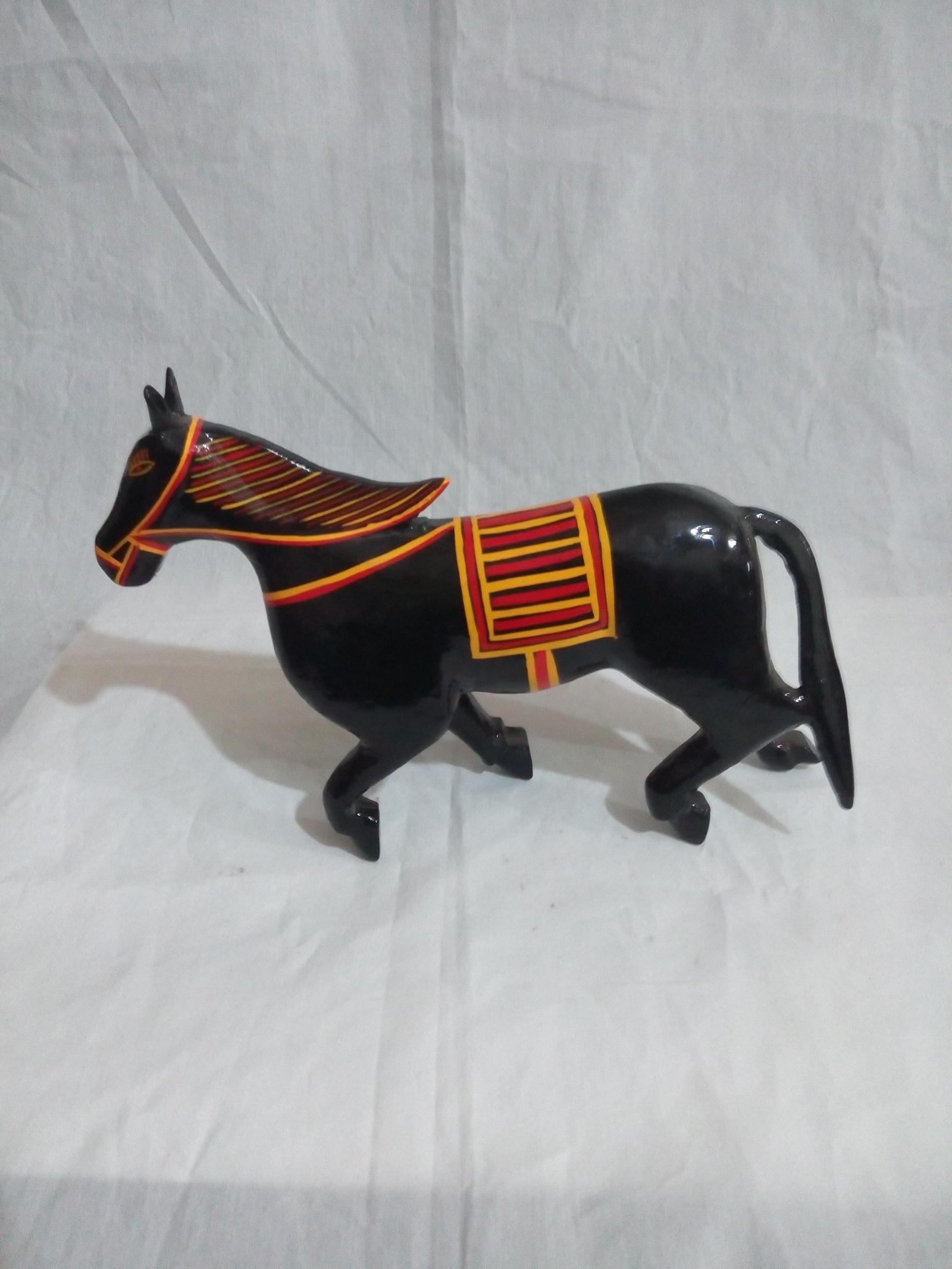 Sichuan Liangshan Yi lacquerware solid wooden horse cow Folk craft gift decoration Traditional craft decoration Wen play