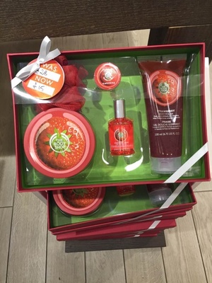 英国 The body shop美体小铺 草莓靓白滋润身体护理5件套礼盒