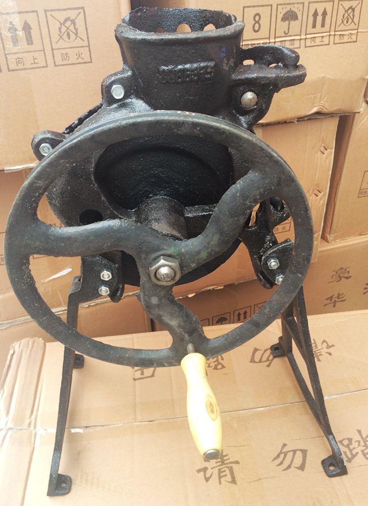 Factory wholesale corn thresher hand-cranked convenient cast iron can be changed to electric agricultural machinery
