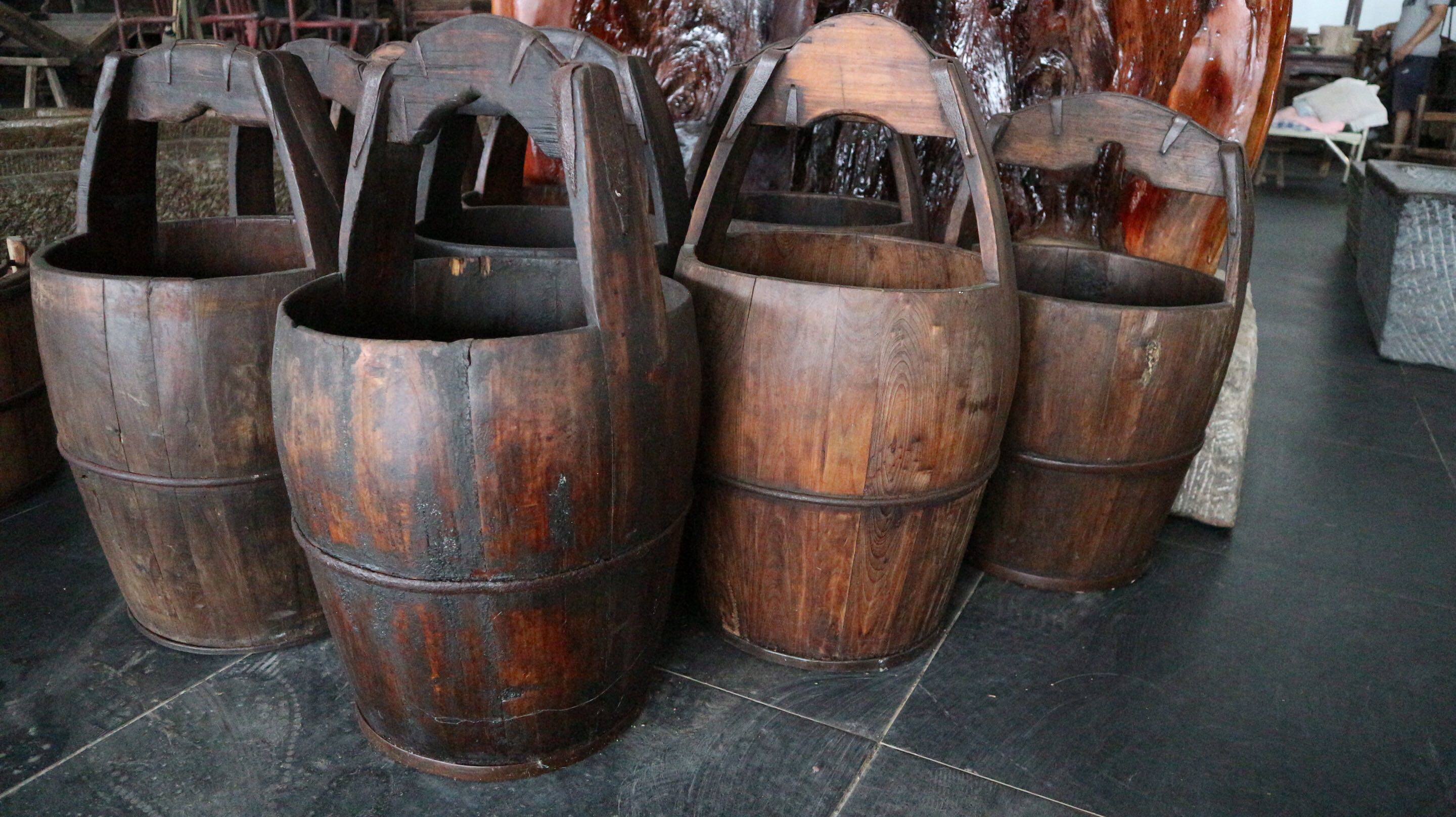 Folk old objects wooden barrels 1950s wooden barrels buckets Chinese-style trash cans nostalgic retro miscellaneous collection ornaments