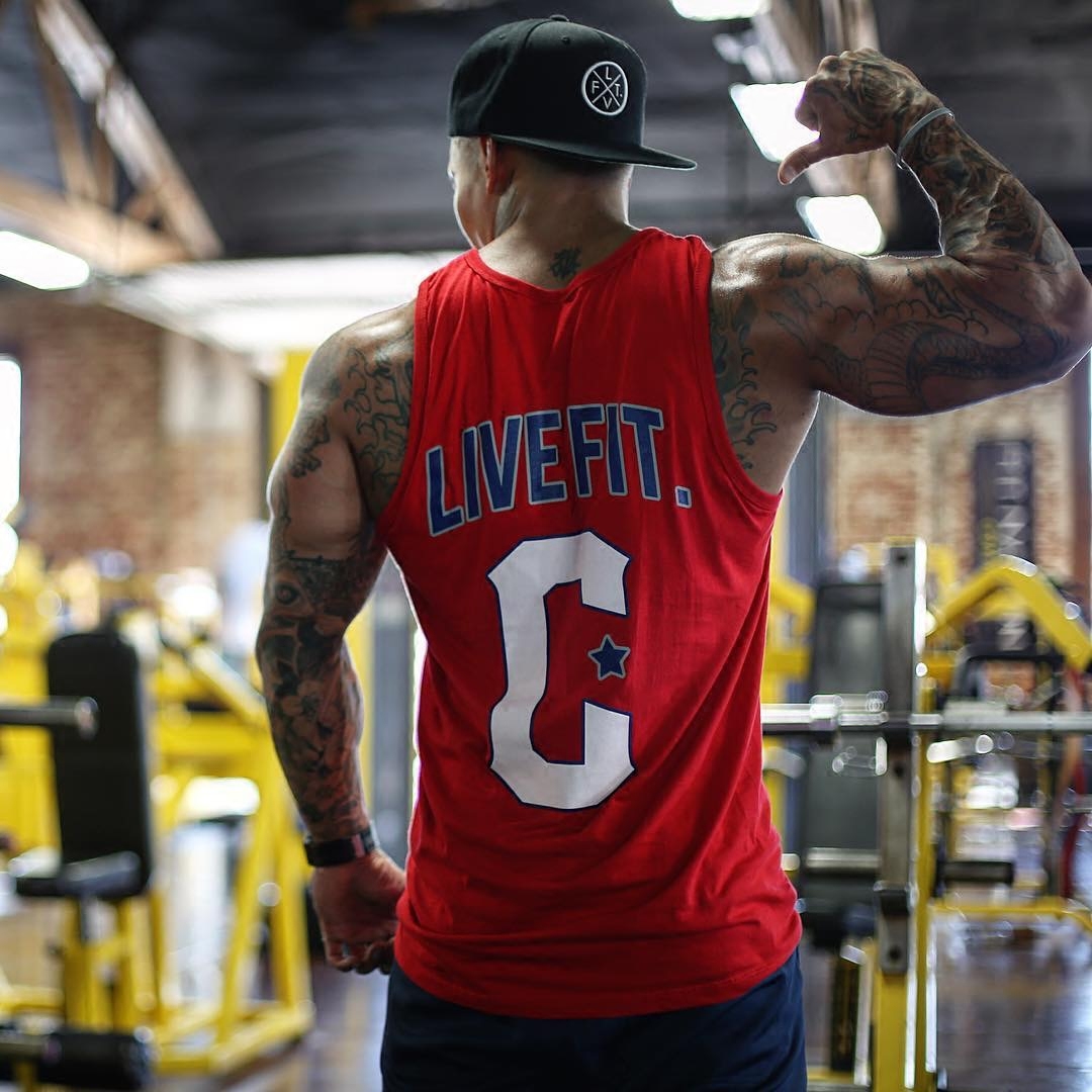 Будь круче фитнес. Али фитнес. Чел в майке безрукавкой. Крутой Майк Айрис. Крутой Майк картинки.