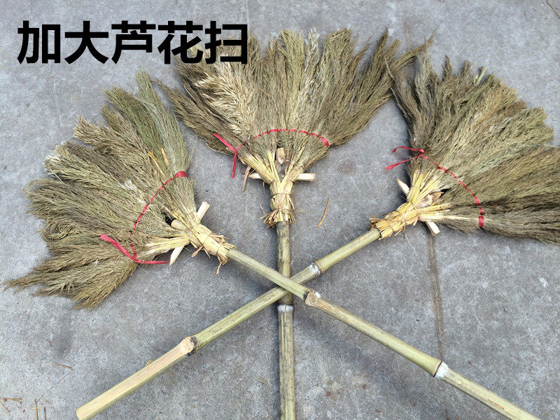The flower sweeping floor sweeping the sanitation cleaning and cleaning the reed sweeping to sweep the hand-made bamboo handle to sweep the fine ash sweep