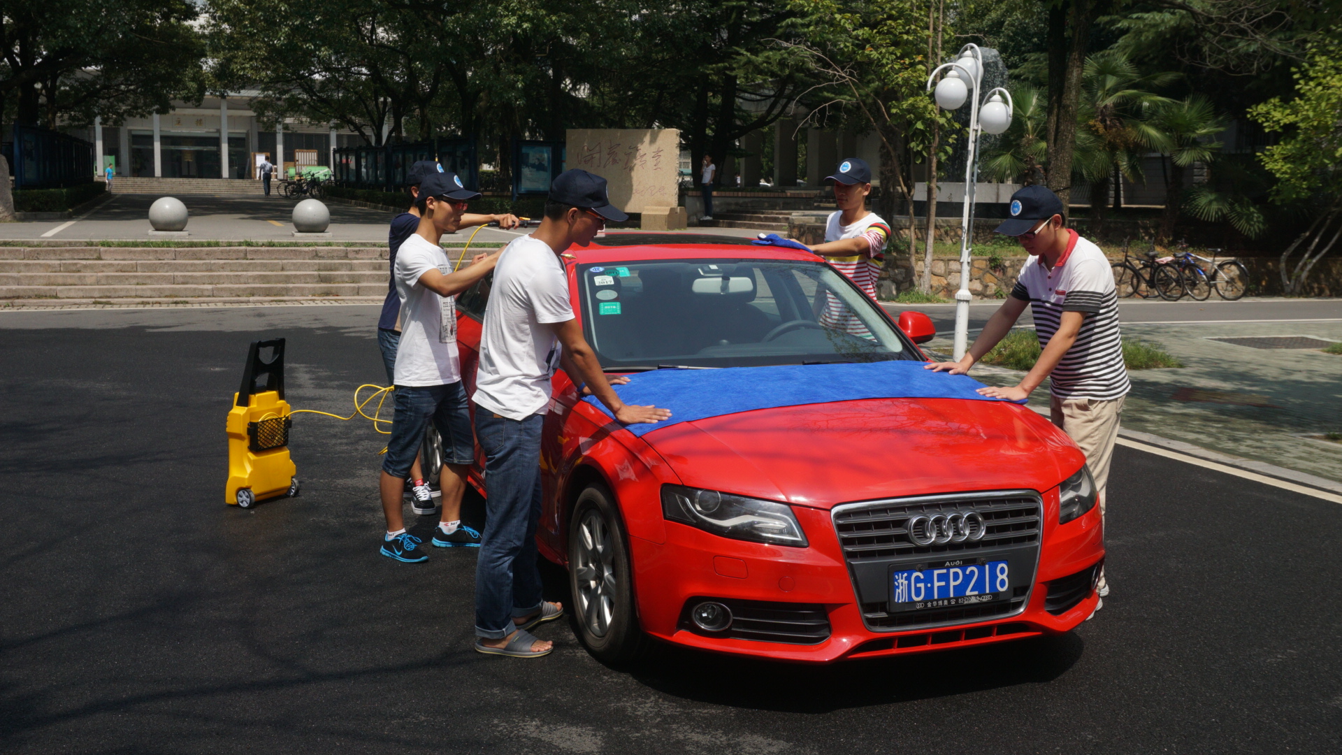 Door-to-door car wash (Package 1 is the price of a single car body wash, and package 2 is the price of washing the interior and body