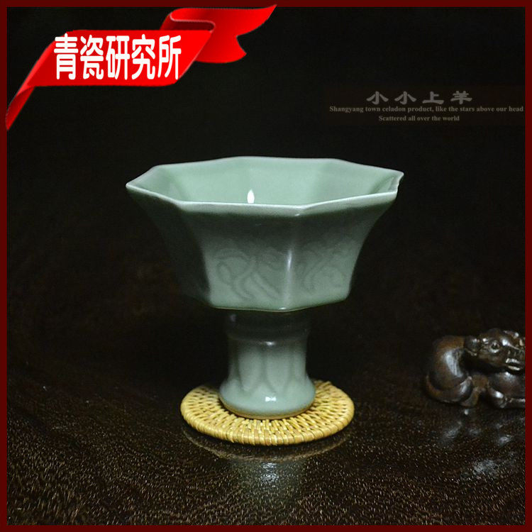 The octagonal goblet imitates the ancient state-run traditional vessel type lotus cup Longquan celadon old porcelain ornament collection