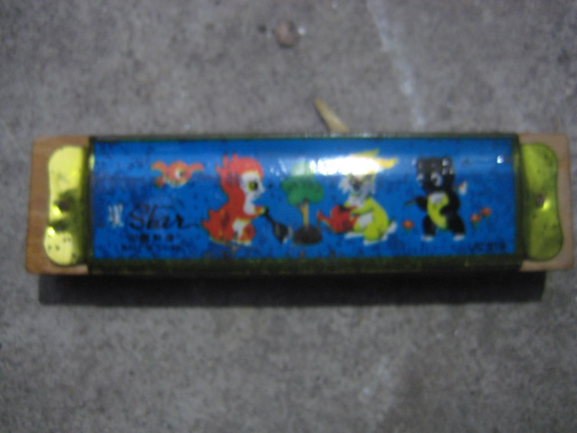 Children's harmonica Children's harmonica has a Cultural Revolution left right