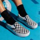 VANS checkerboard ສີດໍາແລະສີຂາວຂາຫນຶ່ງຂອງຜູ້ຊາຍແລະແມ່ຍິງກິລາແລະການພັກຜ່ອນຕາມຖະຫນົນການຖ່າຍຮູບເກີບສະເກັດບອດຜ້າໃບເທິງຕ່ໍາ VN0EYEBWW