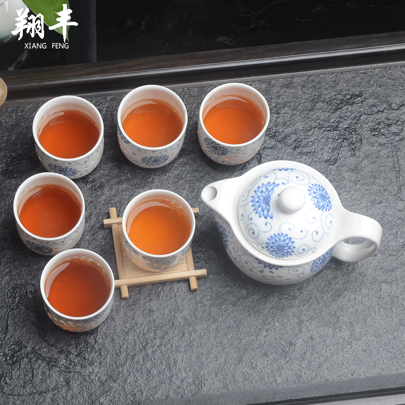 Xiang feng and exquisite tea sets suit of blue and white porcelain honeycomb hollow ceramic kung fu tea teapot teacup tea sea capacity