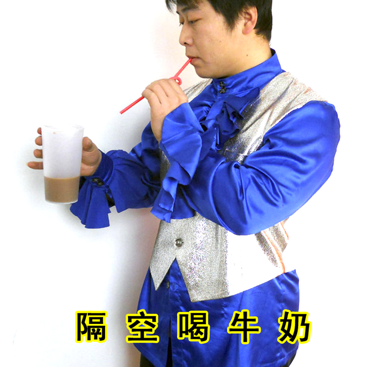 Drinking milk in the air Sucking milk and drinking coffee in the air Stage performance Picking up girls Liu Qian close-up Street children magic way