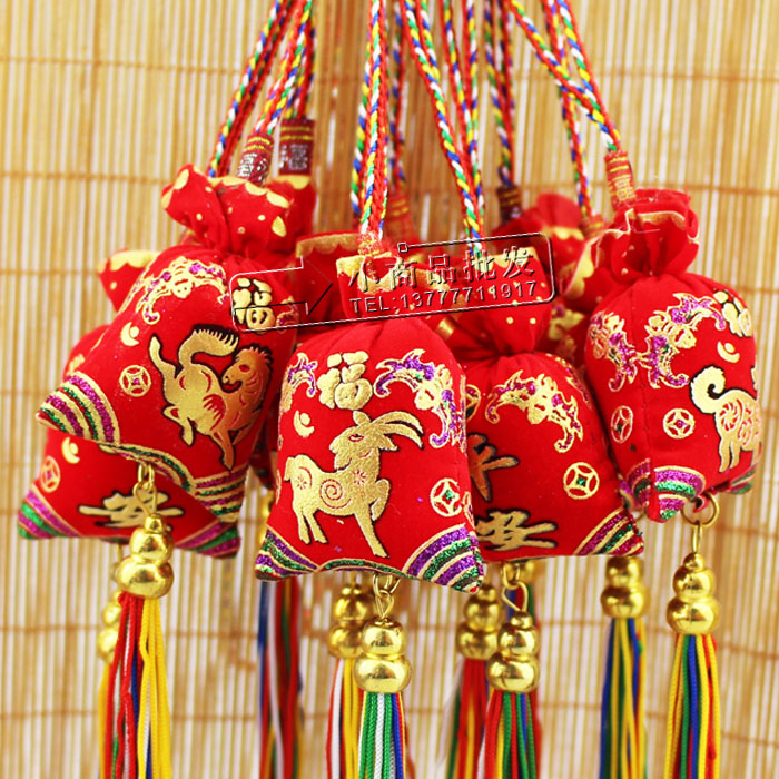 The new end of the Dragon Boat Festival fragrant bag of fragrant sacks of incense bag duozodiac hanging adorned with the gift of a small child