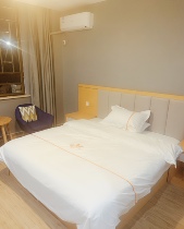 Ningbo Maple Forest Small Courtyard Guest House (CiChenggu County Town Shop) please enjoy a cozy and large bed room