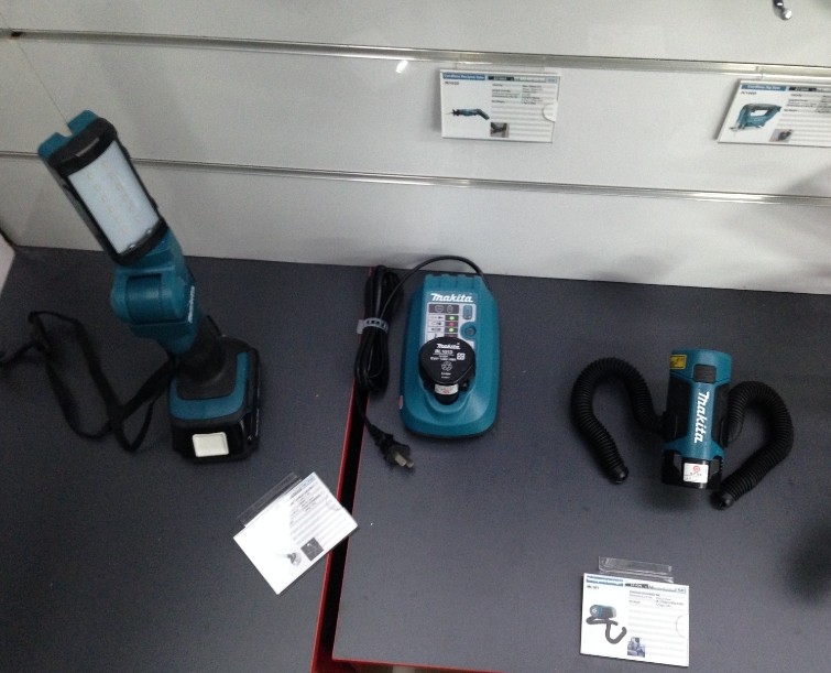Pasta Makita10 8V Lithium battery rechargeable flashlight STEXML101 One-electric-one-charge
