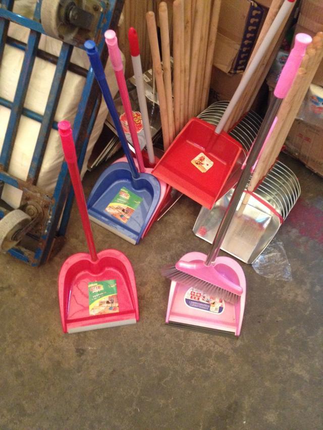 Plastic dustpan iron dustpan plastic garbage shovel bucket ash bucket for home run company plant