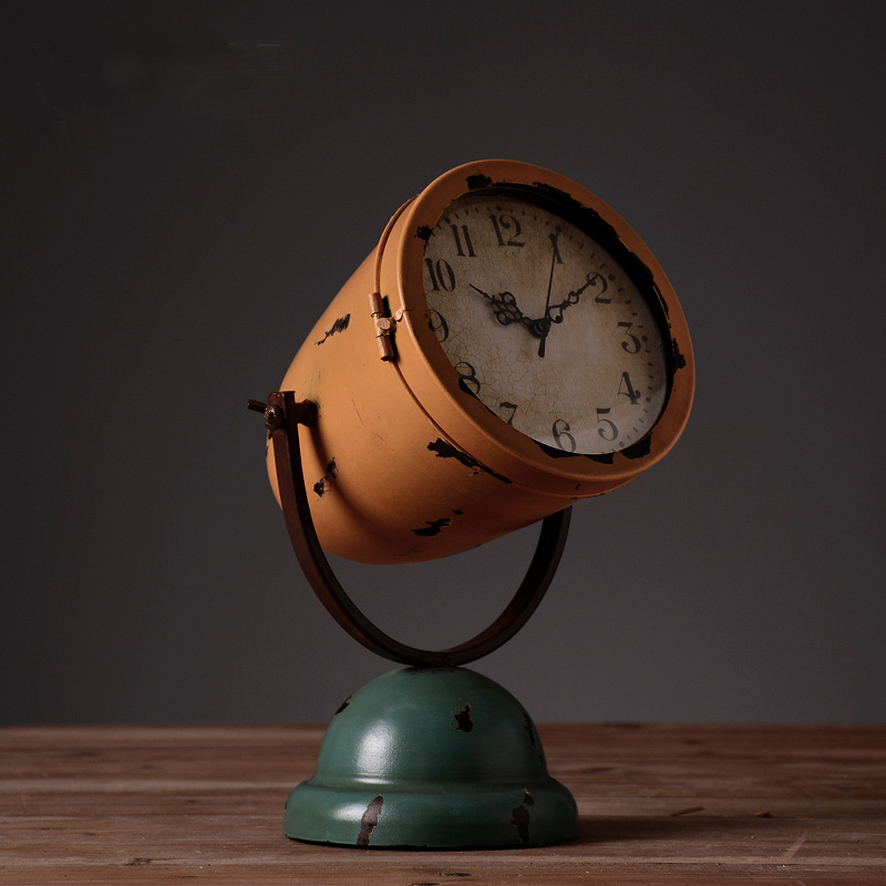 Настольные часы перспектива. Bulova b1881. Настольные часы "station". Встроенные часы маленькие настольные. Desk clock.