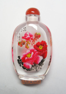 Crystal Snuff Bottle with Internal Painting for Foreigners and Friends, Featuring Rich Peony Designs, a Unique Handicraf