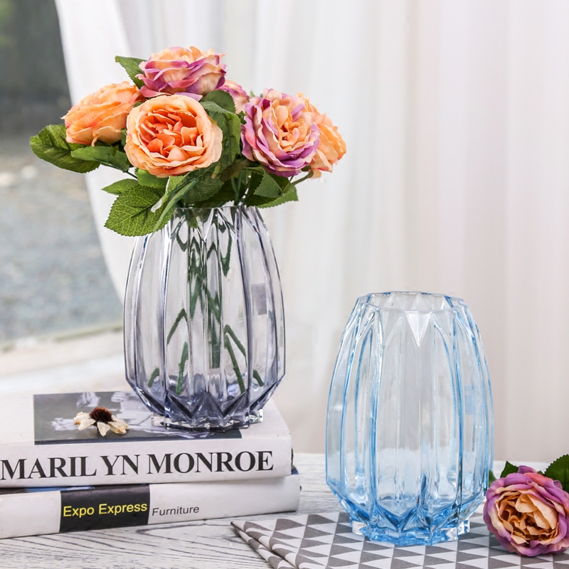 ���������ɫ��ƿ����͸���ڼ�