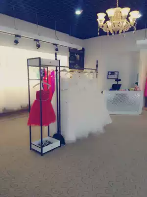 New wrought iron wedding dress rack cheongsam rack Wedding display rack floor-to-ceiling wedding dress rack Clothing rack wedding shop shelf