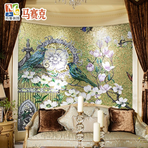 Сорока Денг Мейкси на кончиках сливы, яркие фона хрустальных стеклянных стен