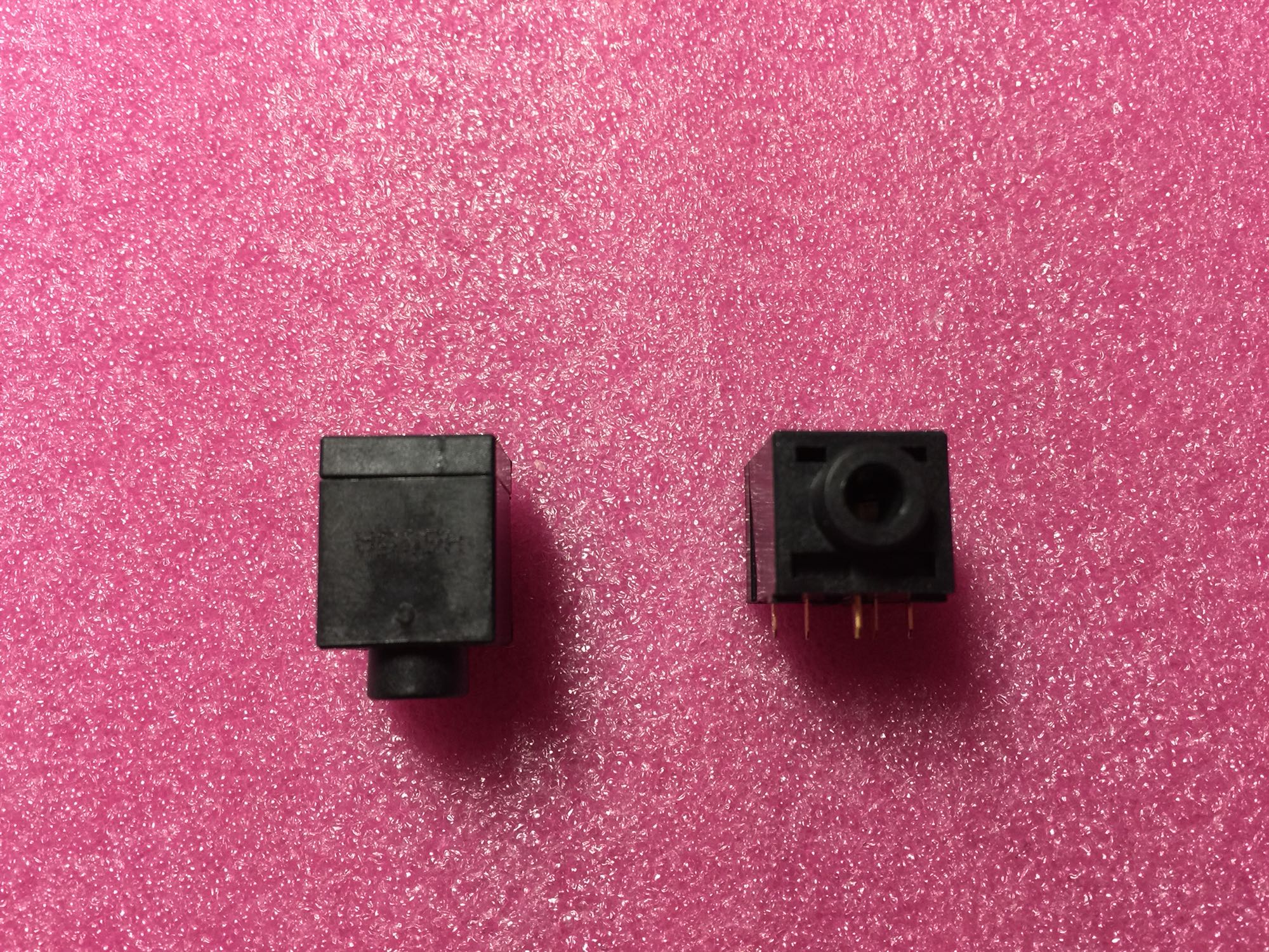 FOXCONN JA13331-N102-4F Headphone interface