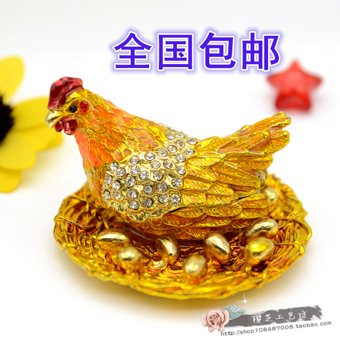 Russian colored tin jewelry box Xinjiang characteristic ornaments lucky golden chicken laying eggs car ornaments are auspicious