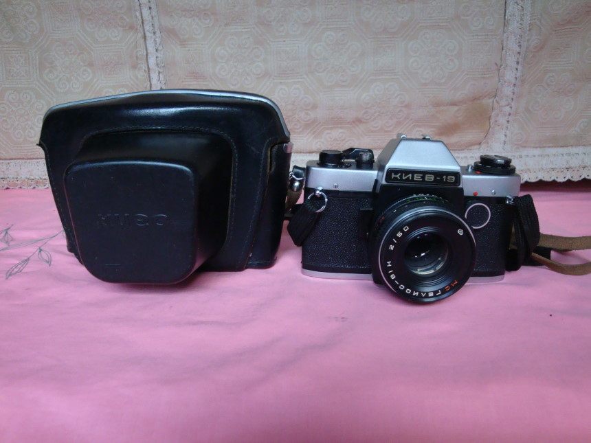 Second hand Soviet production Kiev KNEB-19 glue roll single eye camera with 2 50 lenses nostalgic old fashioned objects