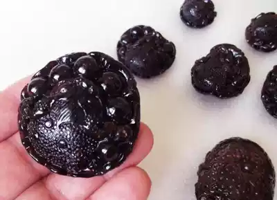 Natural Garnet three-legged golden toad handlebar net weight 83 grams size 66X51X26MM pendant accessories ornaments