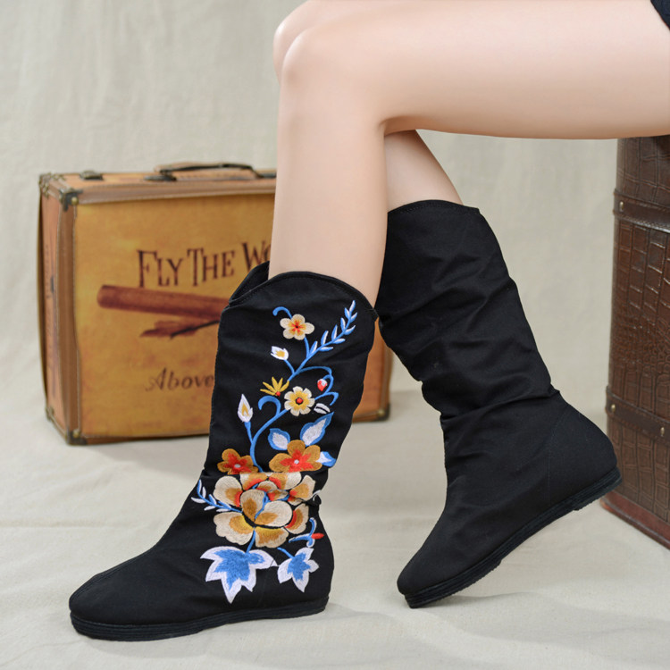 2022 autumn and winter new old Beijing cloth shoes women's shoes embroidered boots ethnic style inner heightened boots single boots