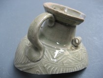 The Song Qing glaze is carved with a grain of grain.