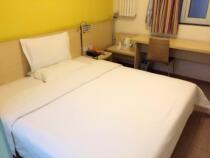 7 Days Hotel Chain Hotel · Beijing West Railway Station North Plaza Store Selected Queen Room
