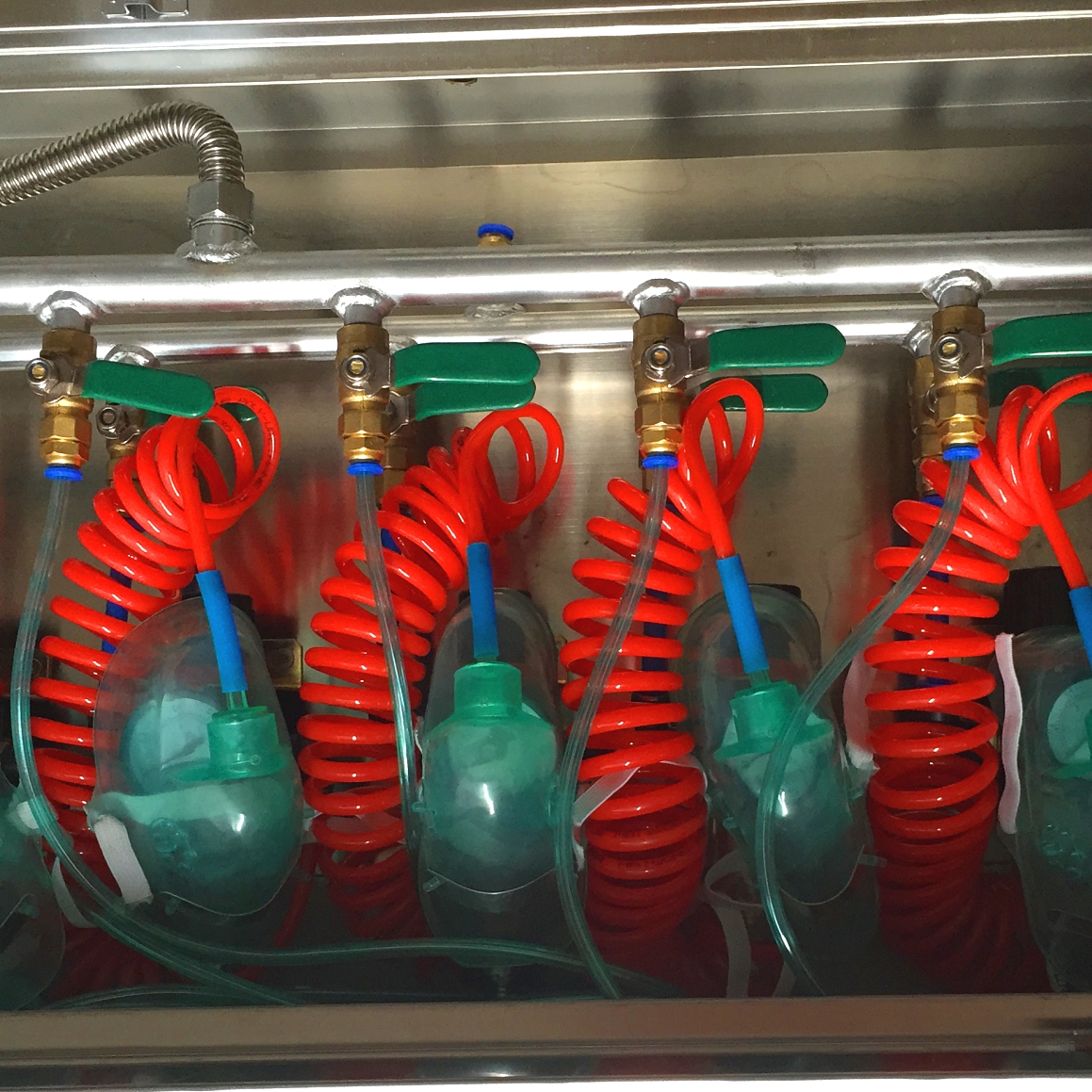 Coal mine pressure air self-rescuer