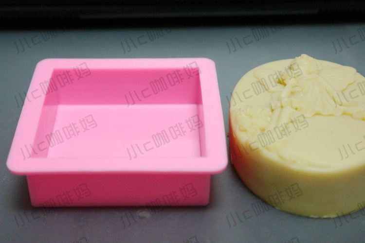 (Mom C) A simple soap mold is just one square without making a single shot - a single piece is about 70g and easy to demould