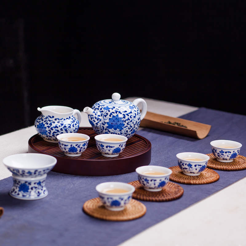 Jingdezhen ceramic kung fu tea set hand - made of blue and white porcelain teapot manual teapot teacup tea set