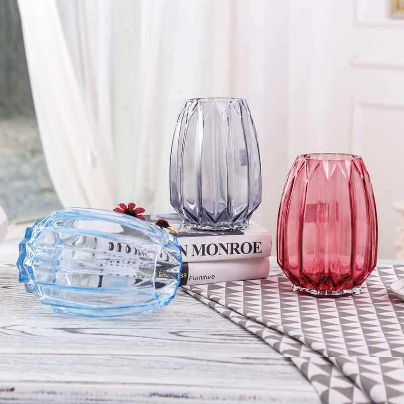 ���������ɫ��ƿ����͸���ڼ�