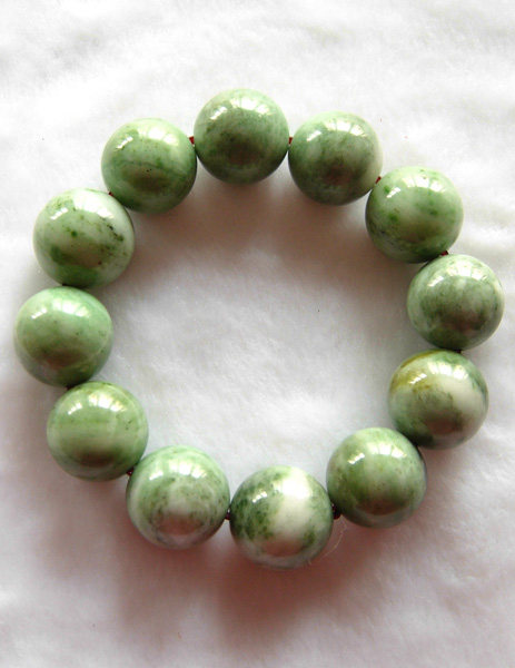 Nanyang Dushan jade round bead hand chisel Green and white old material 18mm round bead hand chisel Dushan jade round bead hand chisel