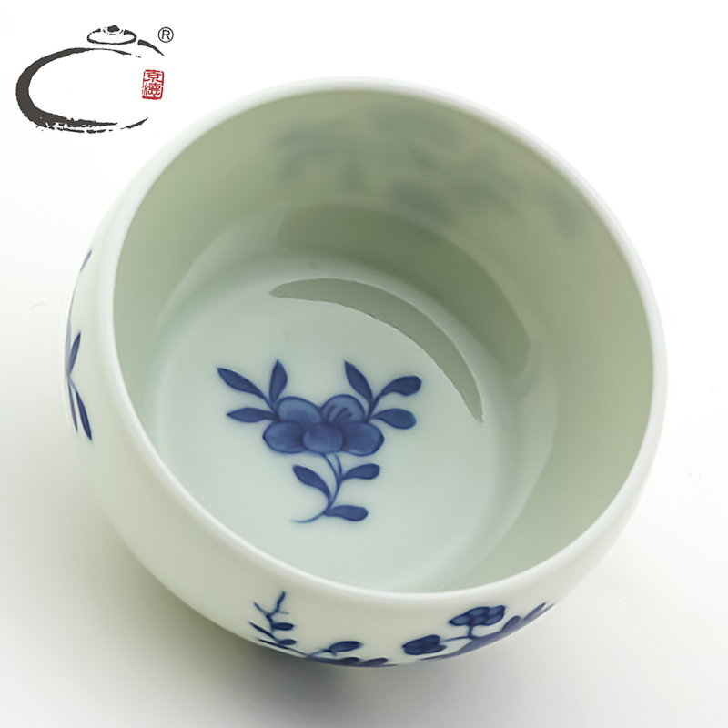 And auspicious in the blue And white color sample tea cup of jingdezhen ceramics hand - made kung fu tea set sample tea cup cup single glass bowl