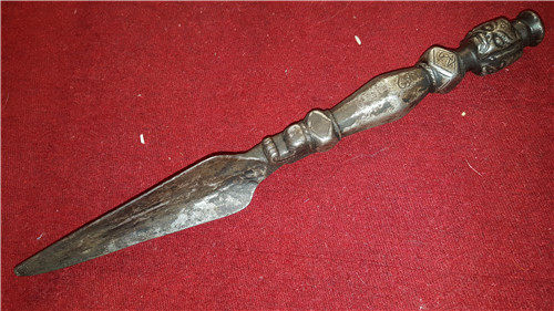 (This early Buddha) hid the ancient lineage of the giant version of Tiangyuan, and scolded the Buddha's face in the face of the Buddha.