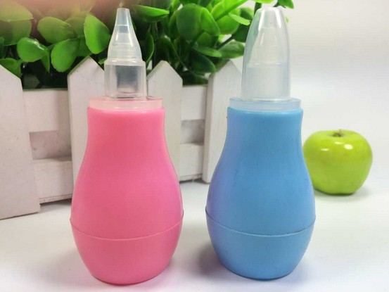 Mother to use baby nasal suction device to suck nasal excrement sputum suction device nasal drops baby newborn child