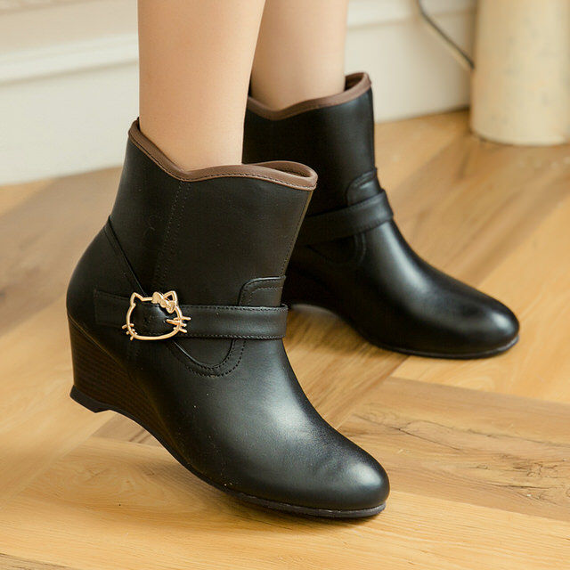 Kuru Mira X Hello Kitty Collaboration - V Mouth Wedge Wedge Ankle Rain Boots (Black)