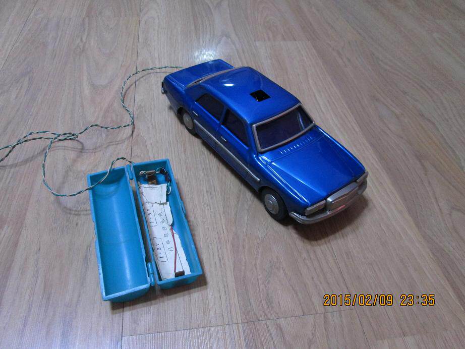 The nostalgic old sheet metal car remote control car toy