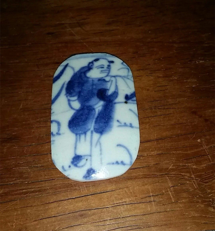 Naive naive naughty baby drama Qing Dynasty old porcelain chips can be made into ancient porcelain pendant