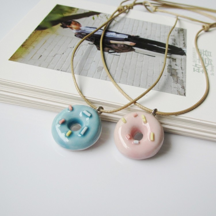 Clear cabin small fresh and green buckle ceramic necklace girl lock bone chain sen Jingdezhen Ceramics Ornament