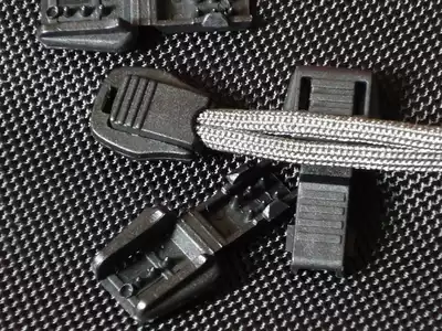 Exquisite flashlight umbrella rope tail Buckle (punch three drill)