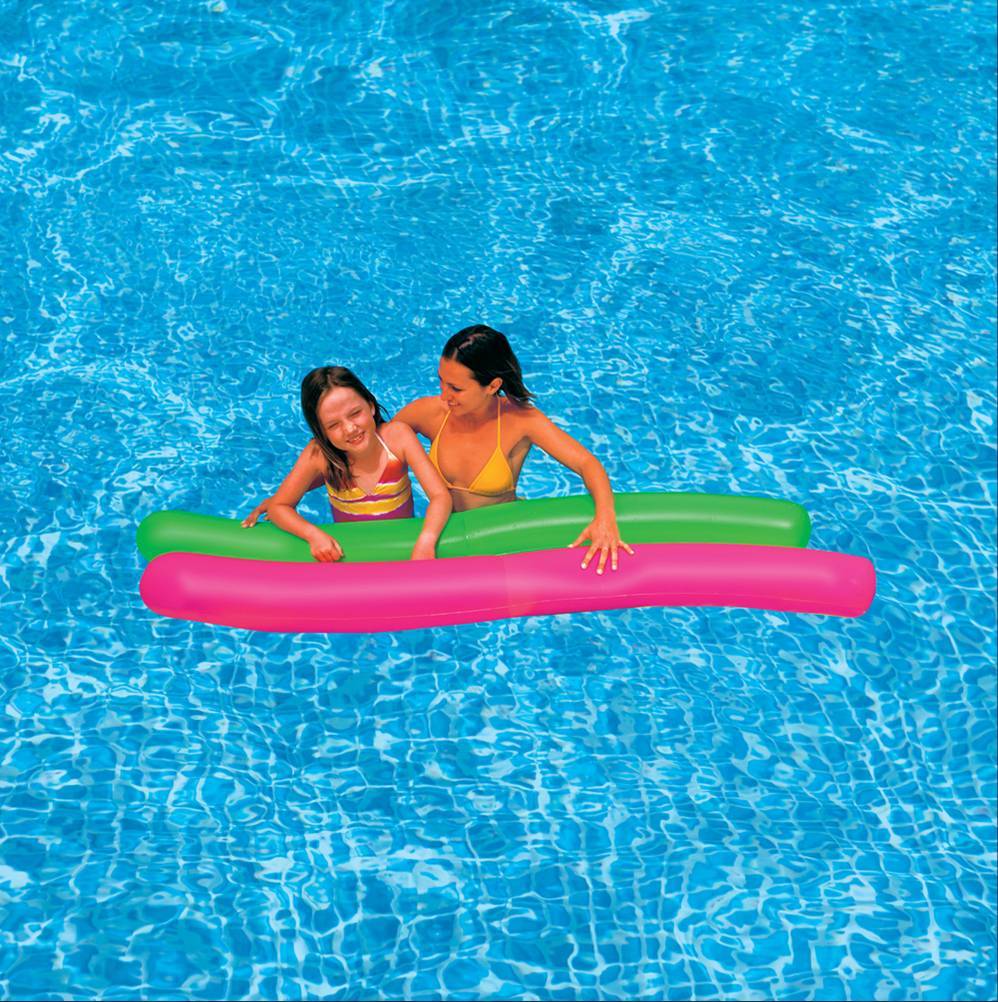 приспособления для плавания детей. шапочка для плавания на голове. детское плавание. принадлежности для плавания в бассейне. мальчики 10 лет в бассейне.