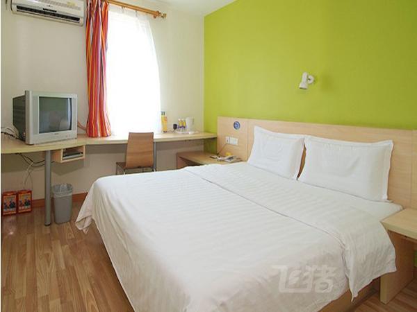 7-day hotel chain hotel Shenzhen Bantian Wuhe subway station Huawei store Ali exclusive big bed room