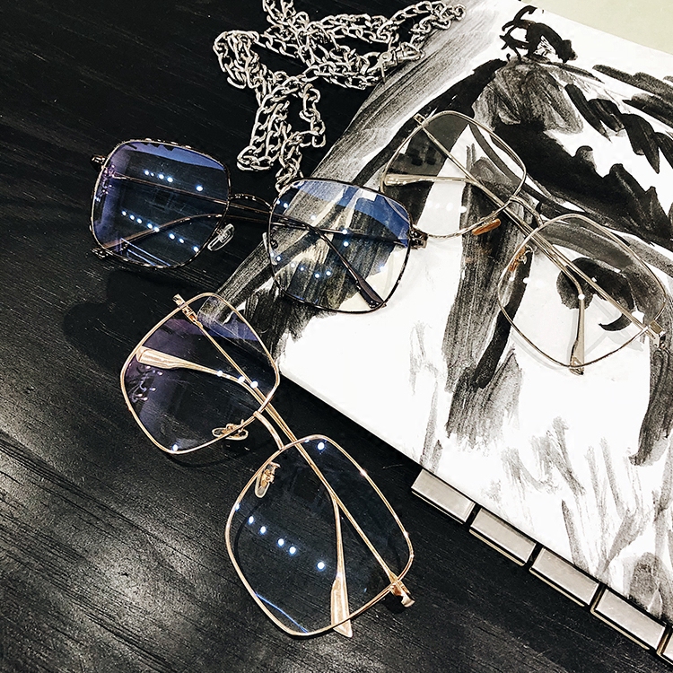 The big square frame shows the face and the face is small