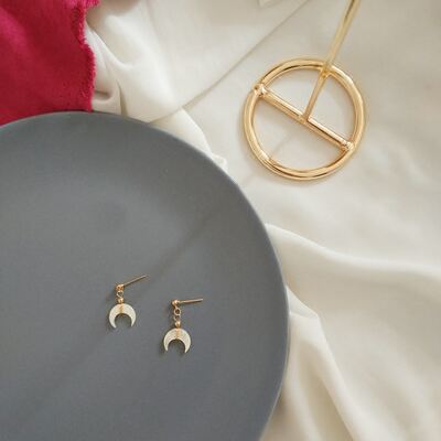 M <s:1> RUMI handcrafted simple European and American moon-shaped shell stud earrings, small and elegant, Japanese and Korean exquisite crescent earrings