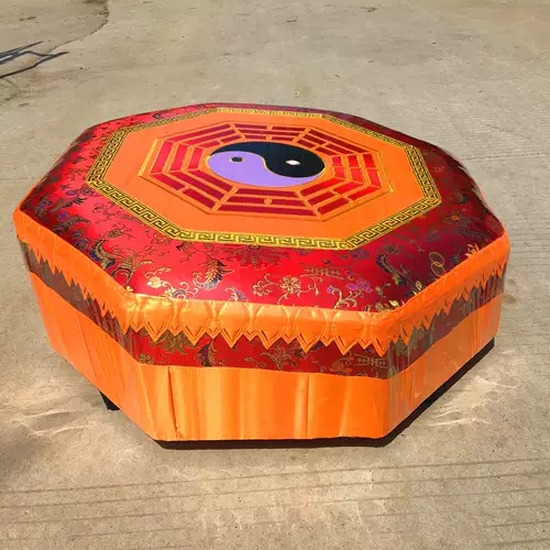 Даосская сплетни Клык поклонялся восьмиугольному на коленях и поклонялся подушке подушки Медитации Футон Даос Таос Тайцзи на коленях